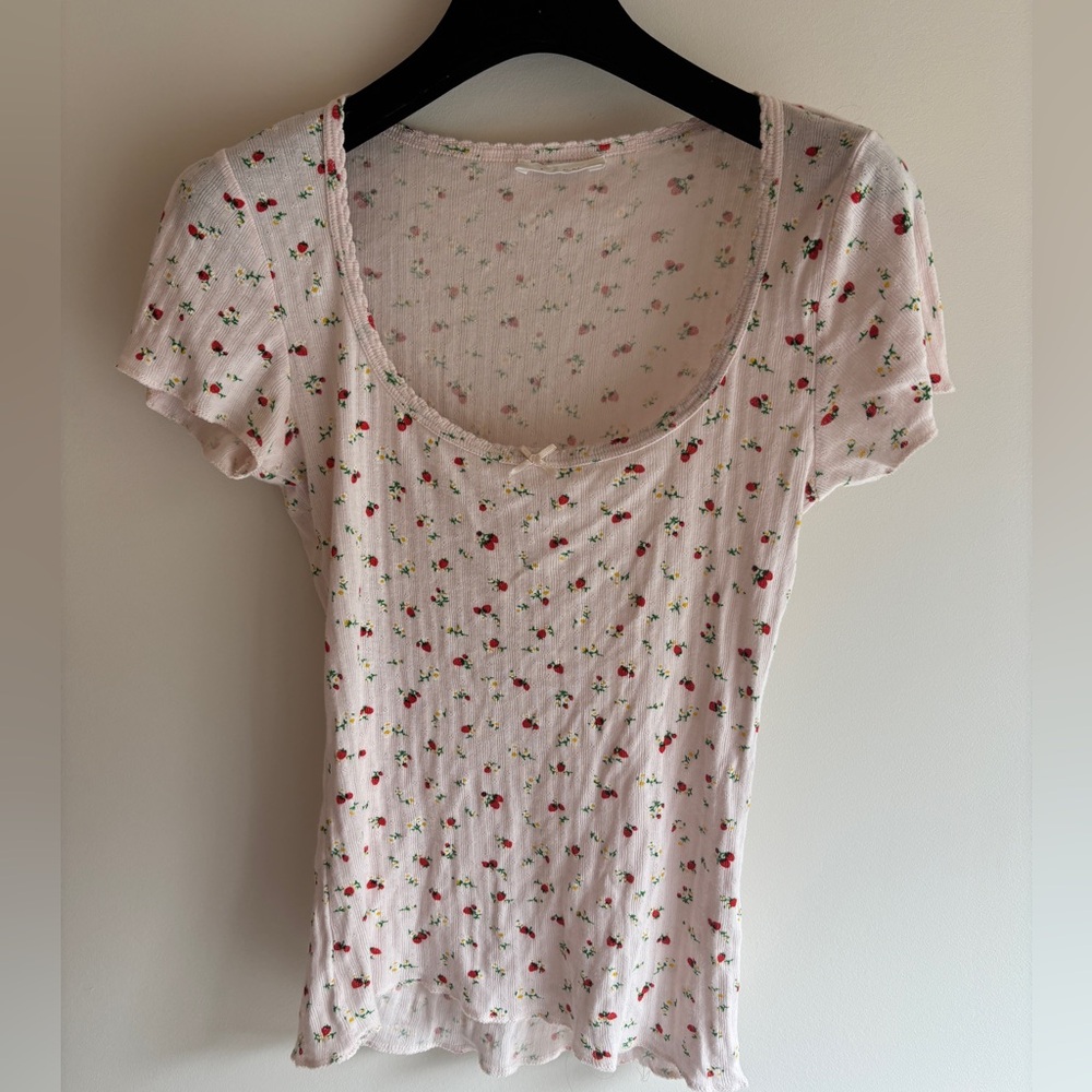 Doen Strawberry scoop neck floral t shirt - M